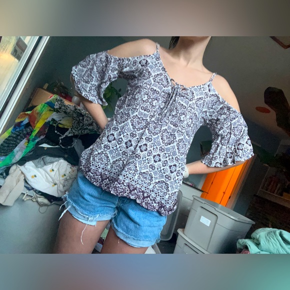 LA Hearts: Cold Shoulder Printed Top - Picture 10 of 13